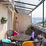 & Beatles Apartman Odessza